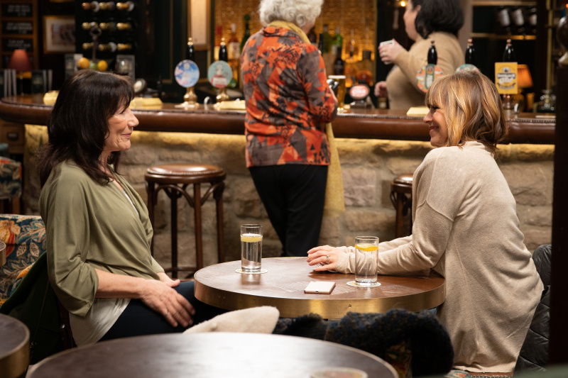   Mary Goskirk ve Faye, Woolpack'te içki içerken