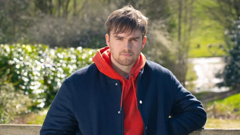 Fanúšikovia Emmerdale si všimnú, že Tom King vyzerá PRESNE ako tento darebák z Coronation Street