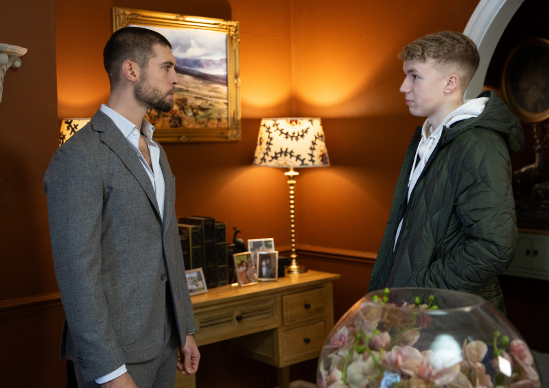  Joe Tate habla con su hermano Noah Dingle