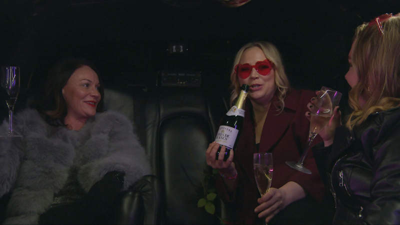   Chas και Tracy, ποιος's wearing heart-shaped red glasses, in the back of the limo