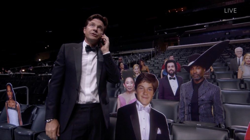 Emmys 2020 atklāšanas monologa Džeisona Betmena kartona izgriezums