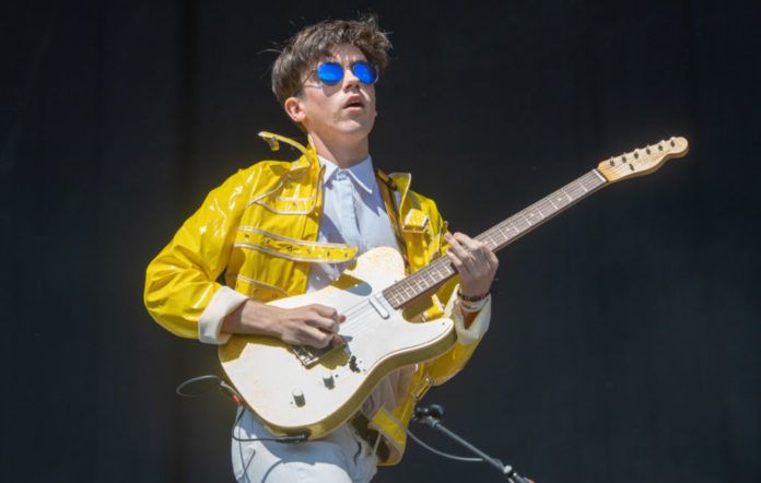 Declan McKenna pripúšťa, že trpí syndrómom podvodníkov