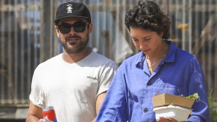 Zac Efron si všimol so svojou povesťou priateľkou Vanessou Valladares v kaviarni Lennox Head