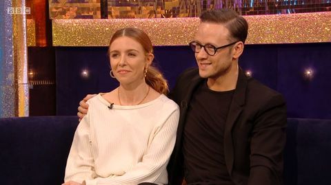 Ο Kevin Clifton μοιράζεται σε όλους ένα αστείο σκάψιμο της Stacey Dooley