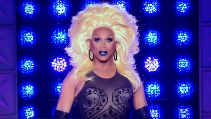 RuPaul venuje svoju cenu Emmy neskorej kráľovnej Chi Chi DeVayne „Drag Race“