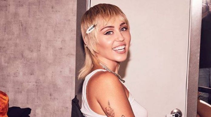 Miley Cyrus sanoo lopettaneensa vegaanisuuden terveydellisistä syistä, koska hänen 'Aivot eivät toimineet kunnolla'
