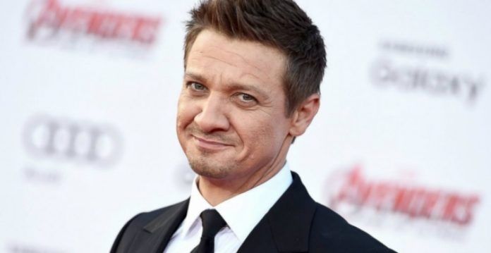 Jeremy Renner właśnie urządził Corona Party i naraził swoją córkę na ryzyko.