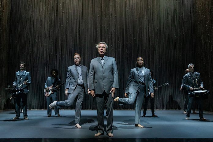 Filmovaná verzia divadelnej šou ‘David Byrne’s American Utopia’, ktorá sa na HBO Max dostane v októbri