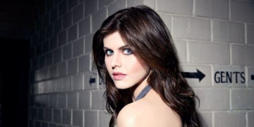 Hvem er Alexandra Daddario Dating, til hvem refererte hun i sitt siste Instagram -innlegg?
