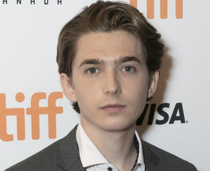 S kým chodí Austin Abrams? Hercov osobný život vysvetlený