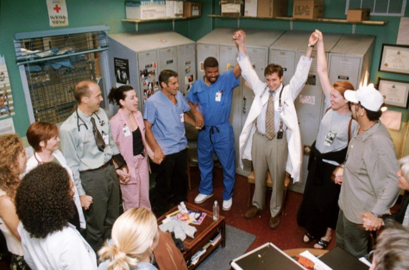 ER elenco nos bastidores