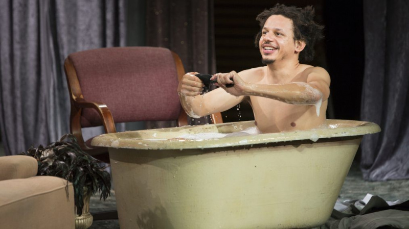 Eric Andre em 'O pior apresentador de talk show da história' em seu programa de natação adulto