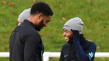 Angličtí internacionálové Joe Gomez a Raheem Sterling trénují v parku St George’s Park