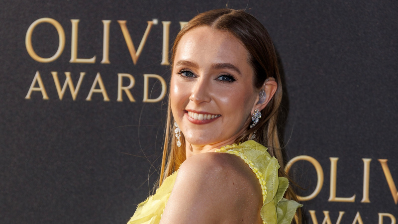   Роуз Эйлинг-Эллис на церемонии вручения премии Olivier Awards 2023 в Королевском Альберт-Холле в желтом бальном платье.