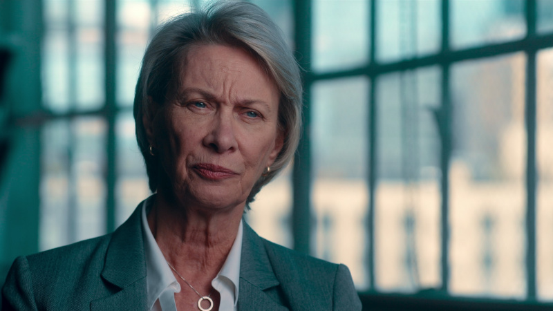   Barbara Butcher istub intervjuus ajakirjas Mõrv: New York