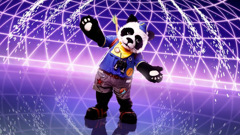 „The Masked Singer 3“ dalyvė Panda – miela būtybė žvalgyboje, ant nugaros nešiojanti bambuką