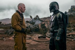 Mayfeld (Bill Burr) i Mandalorian (Pedro Pascal) w Lucasfilm