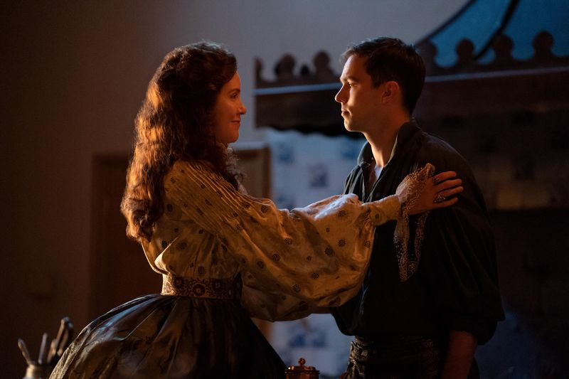 Η Belinda Bromilow και ο Nicholas Hoult στο The Great