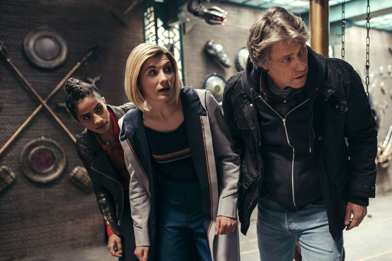Ο Yaz (Mandip Gill), ο γιατρός (Jodie Whittaker) και ο Dan (John Bishop) κρυφά σε μια γωνία