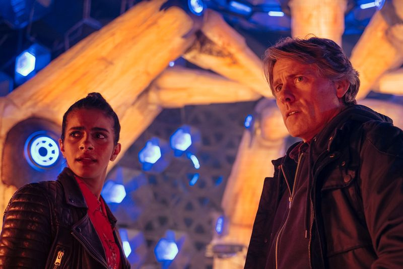 Ο Yaz (Mandip Gill) και ο Dan (John Bishop) στο TARDIS, φαίνονται ανήσυχοι