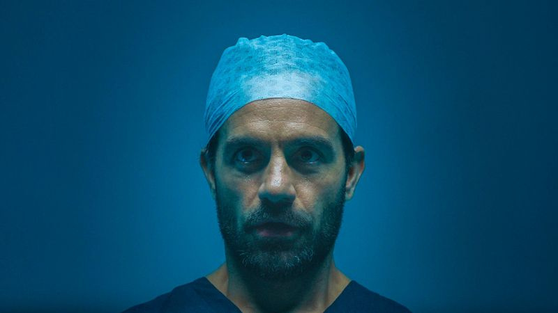 Ramin Karimloo interpreta a Kian Madani en Holby City