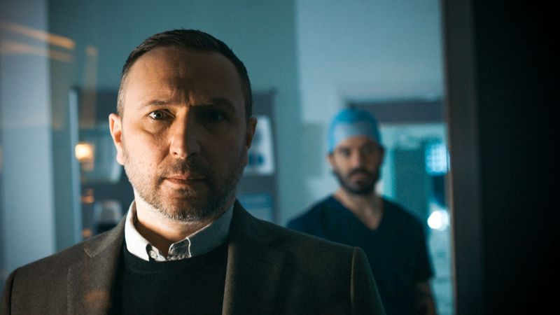 Alex Walkinshaw interpreta a Fletch en Holby City
