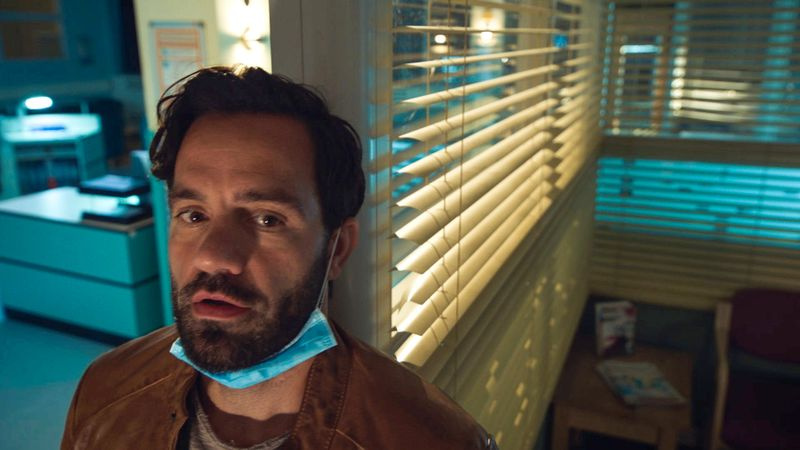 Ramin Karimloo interpreta a Kian Madani en Holby City