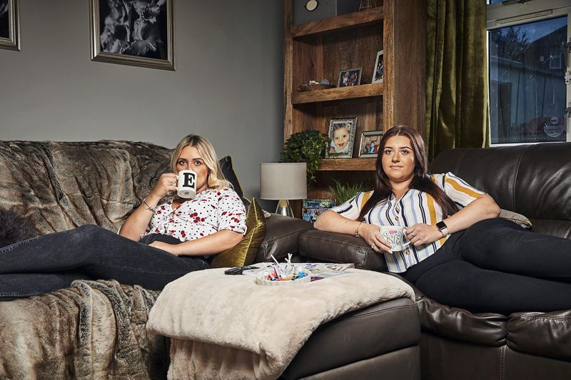 Gogglebox estrelado por Ellie e Izzi