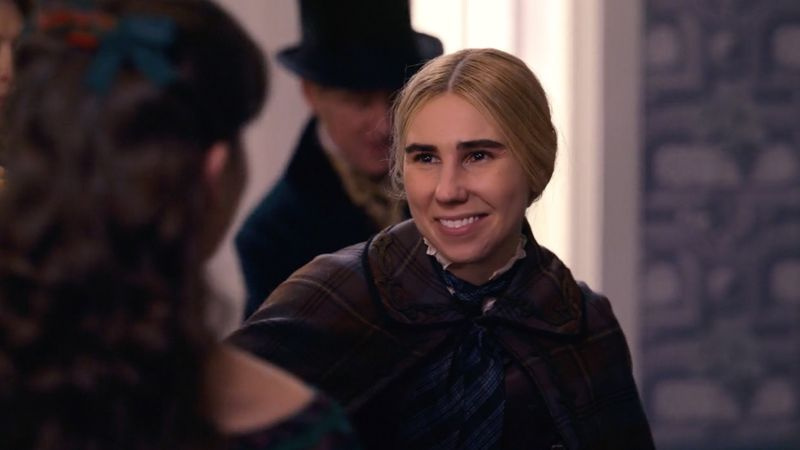 Η Zosia Mamet ως Louisa May Alcott στο Dickinson