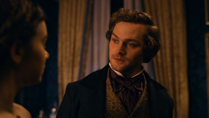 Ο Finn Jones ως Sam Bowles στο Dickinson