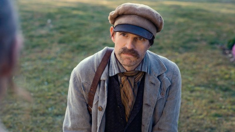 Ο Timothy Simons ως Frederick Law Olmstead στο Dickinson
