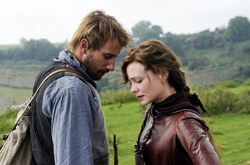 Matthias Schoenaerts Carey Mulliganin kanssa elokuvassa Far From The Madding Crowd.