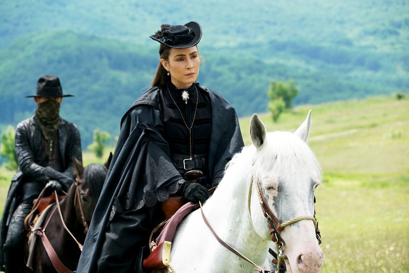 Noomi Rapace Elizabethin roolissa Djangossa.
