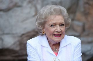 Betty White niestety zmarła w wieku 99 lat.