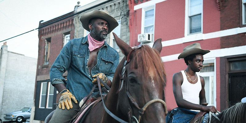 Idris Elba e Caleb McLaughlin in Concrete Cowboy.