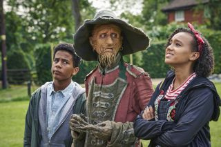 Worzel Gummidgeは、BBC1のGuy ForksBonfireスペシャルで若い友人のJohnとSusanと一緒にいます。