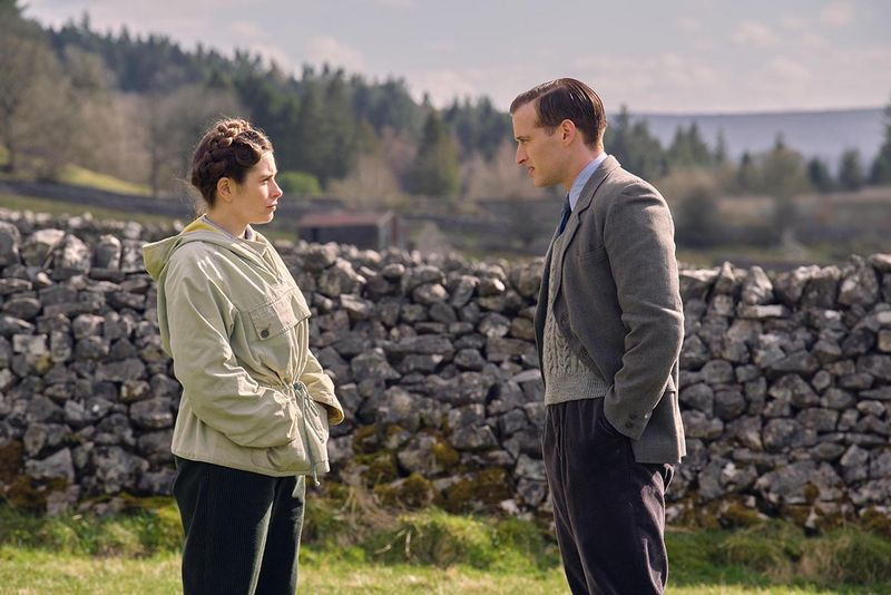 Nicholas Ralph ca James Herriot și Rachel Shenton ca Helen Alderson în All Creatures Great and Small