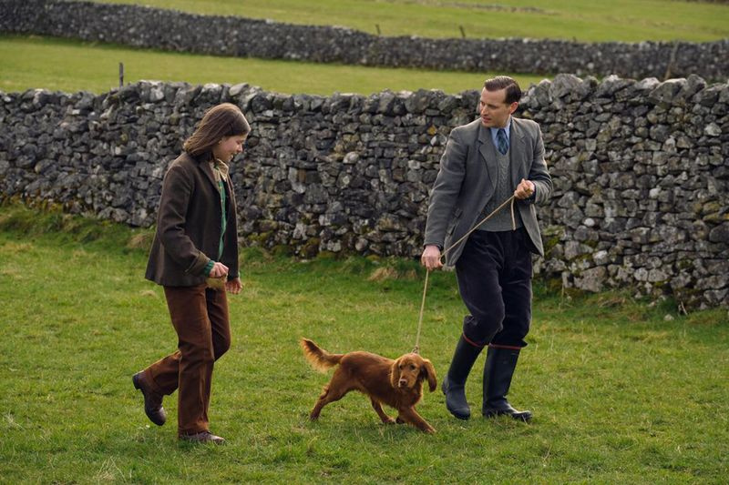 Jenny (Imogen Clawson) cu James (Nicholas Ralph) și Scruff în All Creatures Great and Small
