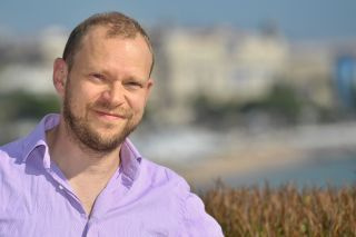 Robert Webb posiert 2017 in Frankreich