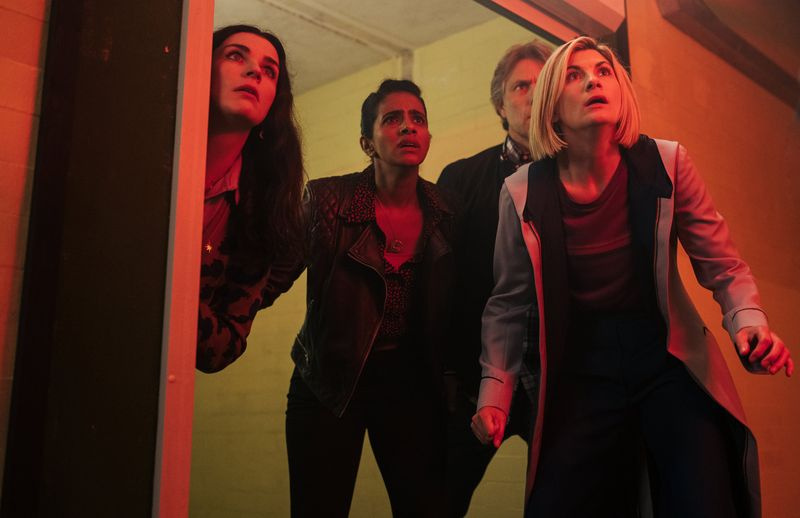 Sarah (Aisling Bea), Yaz (Mandip Gill), Dan (John Bishop) i Doktor (Jodie Whittaker) wyłaniają się z drzwi magazynu, wyglądając na bardzo zaniepokojonych tym, co ich czeka tuż poza kamerą...