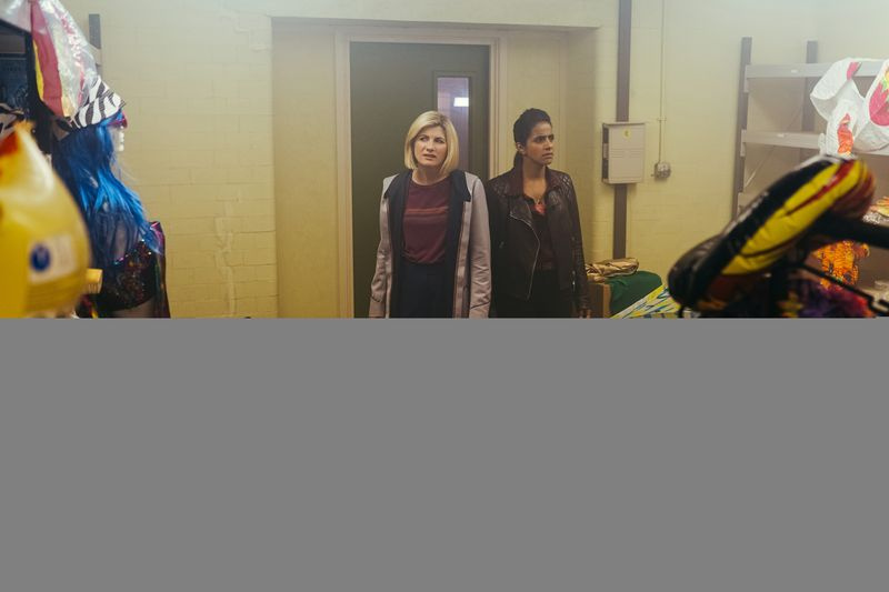 Doktor (Jodie Whittaker) i Yaz (Mandipp Gill) wydają się zdezorientowani, gdy znajdują się w magazynie wypełnionym jaskrawymi ubraniami i przedmiotami