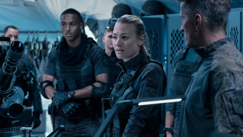 Ο Keith Powers και η Yvonne Strahovski