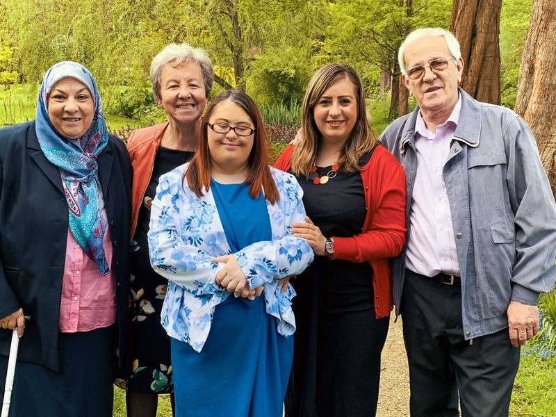 Edina, Emina un viņu ģimene satiekas ar Bosnijas ārstu, kurš viņiem palīdzēja filmā Saved By A Stranger