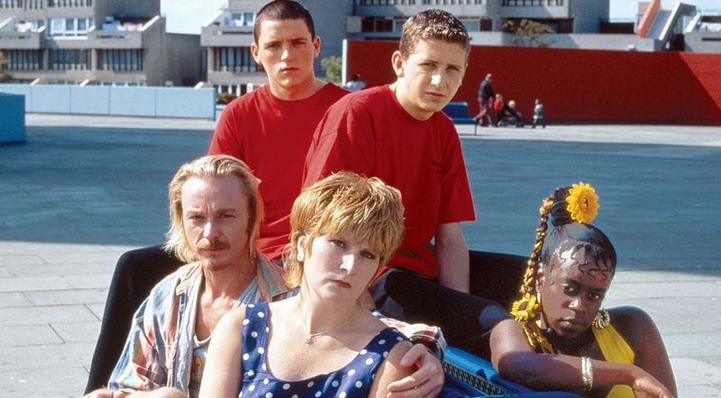 リンダ・ヘンリーとタミーカ・エンプソン（両方とも正面）と一緒にキャストされたBeautiful Thing（1996）。
