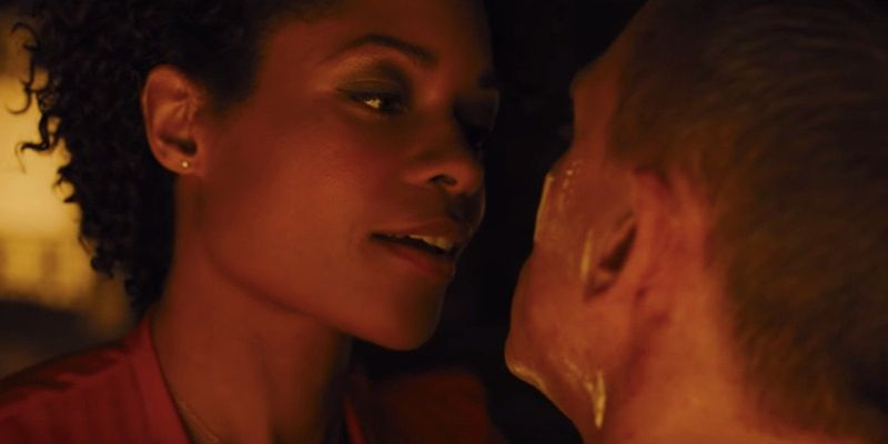 Naomija Herisa un Daniels Kreigs filmā Skyfall.