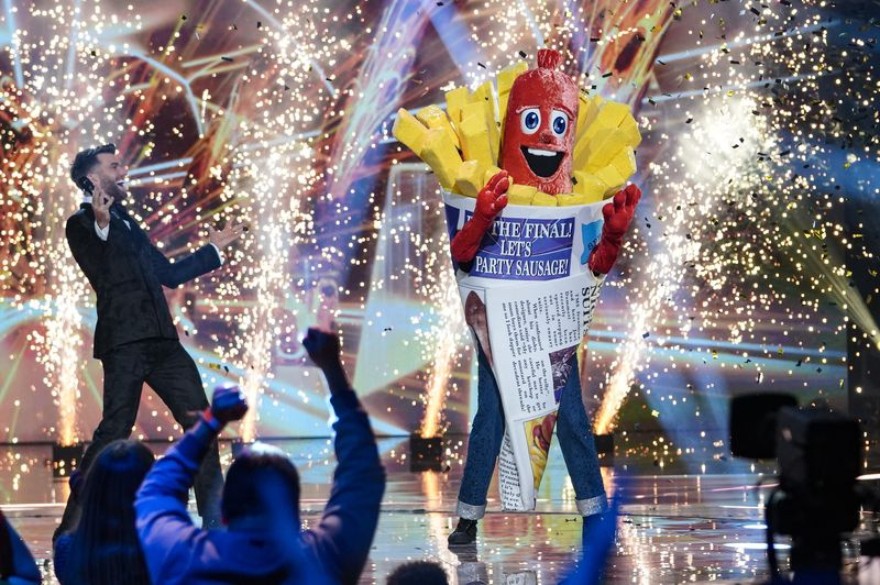 マスクされた歌手のジョエル・ドメットとソーセージ。