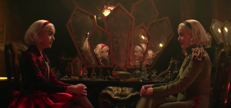 Ο Kiernan Shipka βλέπει διπλό στο τρέιλερ της 4ης σεζόν του Chilling Adventures of Sabrina