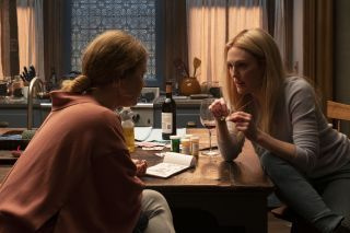 Η Amy Adams και η Julianne Moore ως Άννα και Τζέιν, κάθονται στην Άννα
