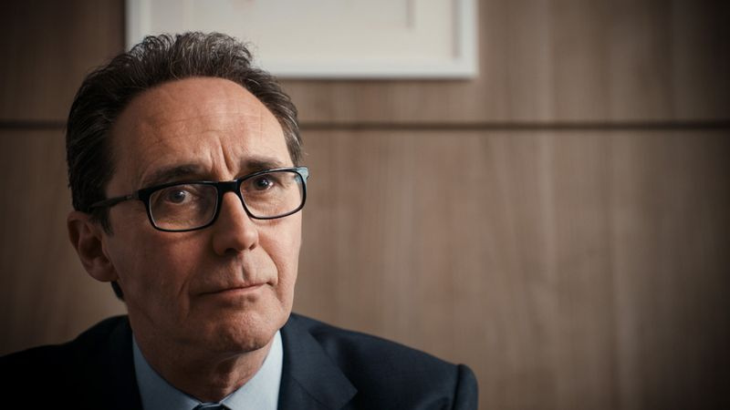 Guy Henry spiller Henrik Hanssen i Holby City