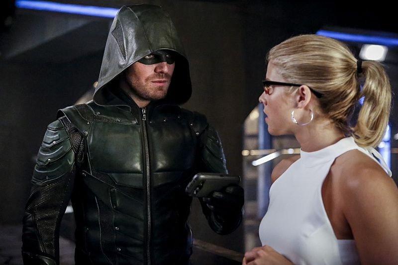 Ο Stephen Amell και η Emily Bett Rickards ως Green Arrow και Felicity Smoak.